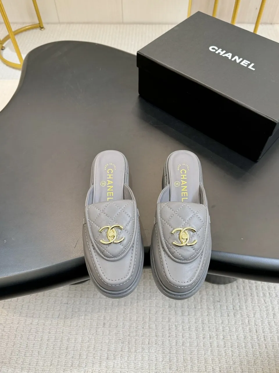 👟👟Ex-factory price 560👟👟 🔥🔥🔥Xiaoxiang official website synchronizes the high version of CHANEL 2025 Chanel top buckle exposed heel shoes, a must-have hot style for early spring, the goddess series, with the elegant and ladylike temperament of the fragrance family, super durable, irresistible, and exciting... ▪️The upper is imported sheepskin ▪️Inside imported sheep lining (same as the original) ▪️Original model opening, genuine leather outsole🇮🇹 ▪️Standard code 35- 41 42 Customized, non-returnable